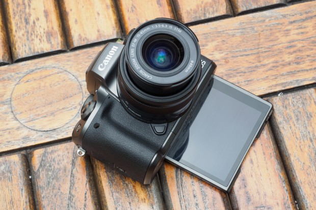 نگاهی دقیق به دوربین EOS M5 کانن (15)