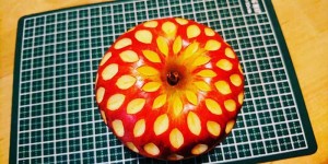 کنده کاری های حیرت‌انگیز بر روی میوه