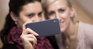 معرفی 10 گوشی با بهترین دوربین سلفی در سال 2017
