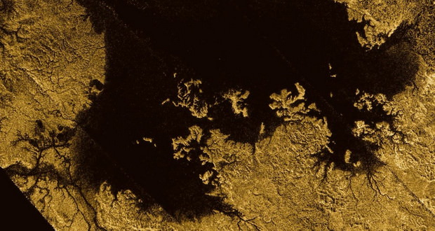 سطح آب های قمر تایتان سیاره زحل، این ماه را بیشتر به زمین شبیه می‌کند