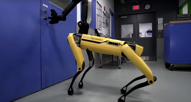 سگ رباتیک بوستون داینامیکس در را برای دوستانش باز می‌کند + ویدیو