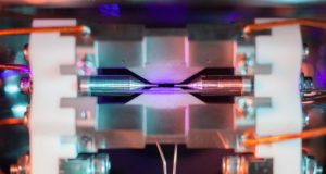 شکار تصویر اتم ؛ عکسی حیرت‌انگیز از معلق کردن یک اتم در میدان الکتریکی!