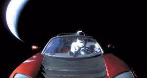 چرا تصاویر خودرو تسلا رودستر فرستاده‌شده به فضا توسط اسپیس ایکس قلابی به نظر می‌آید؟!