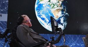 استیون هاوکینگ (Stephen Hawking)، نابغه دنیای علم در سن 76 سالگی از دنیا رفت
