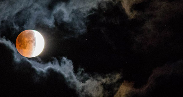 عکس ماه گرفتگی 5 مرداد 97 : تصاویر دیدنی طولانی ترین ماه گرفتگی قرن