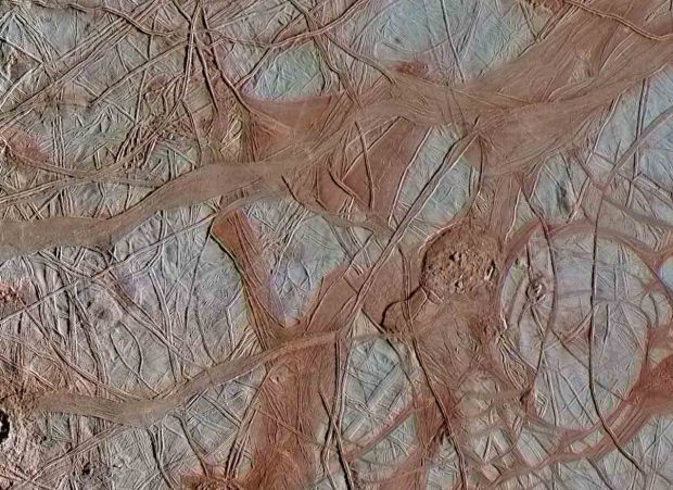 پردازش مجدد تصاویر تاریخی قمر اروپا اطلاعات مهمی را آشکار کرد