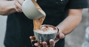 خطرات مصرف زیاد کافئین در قهوه و مواد خوراکی دیگر