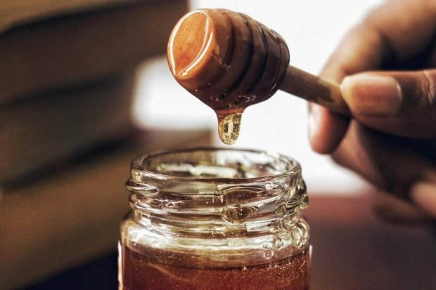 مصرف عسل از داروهای ضد سرماخوردگی و آنتی‌بیوتیک بهتر است