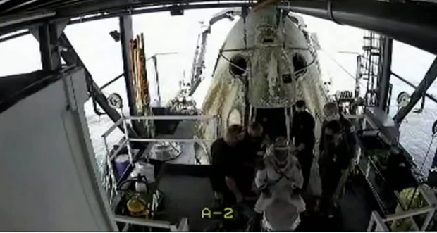 کپسول دراگون سرنشین دار اسپیس ایکس فضانوردان ناسا را سالم به زمین بازگرداند