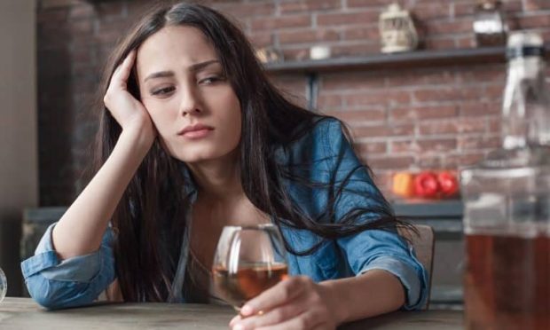 بیهوشی ناشی از مصرف بیش از حد الکل شانس زوال عقل را دو برابر می‌کند