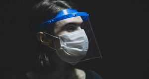 چرا پوشیدن شیلد محافظ صورت به اندازه ماسک‌های تنفسی موثر نیست؟