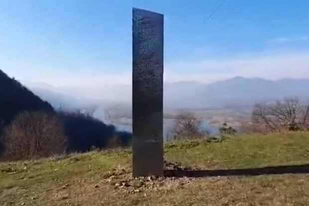 ستون فلزی مرموز دیگری در کشور رومانی پدیدار شد + ویدیو - بررسی سردبیر