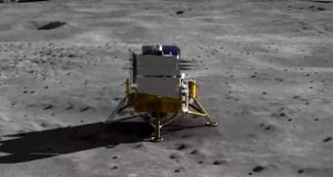 کاوشگر چینی چانگ ای 5 در حال آوردن خاک ماه به زمین است