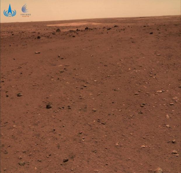انتشار سلفی مریخ نورد ژورونگ چین در سیاره سرخ