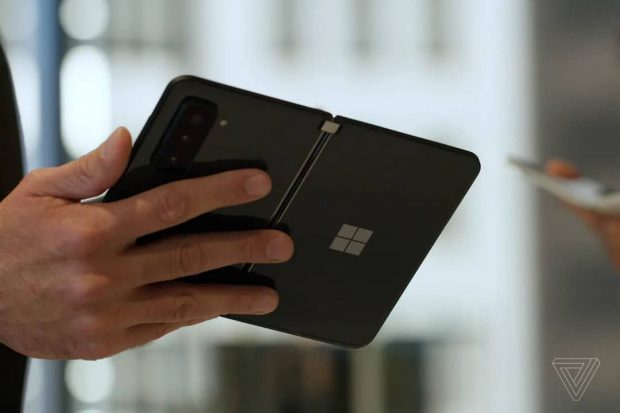 Microsoft Surface Duo 2 F Copy 620x413 - بیل گیتس مدل گوشی خود را اعلام کرد؛ موبایل تاشو اما نه مایکروسافت سرفیس دوئو 2