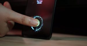 سنسور اثر انگشت زیر نمایشگر در گوشی های منعطف
