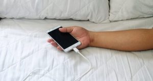 شارژ کردن گوشی در تخت خواب