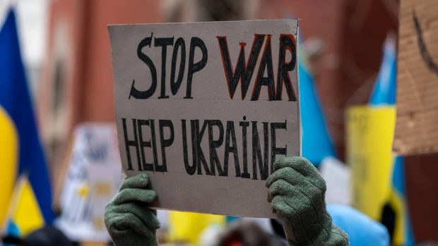 پلاکارد اعتراض به حمله به اوکراین