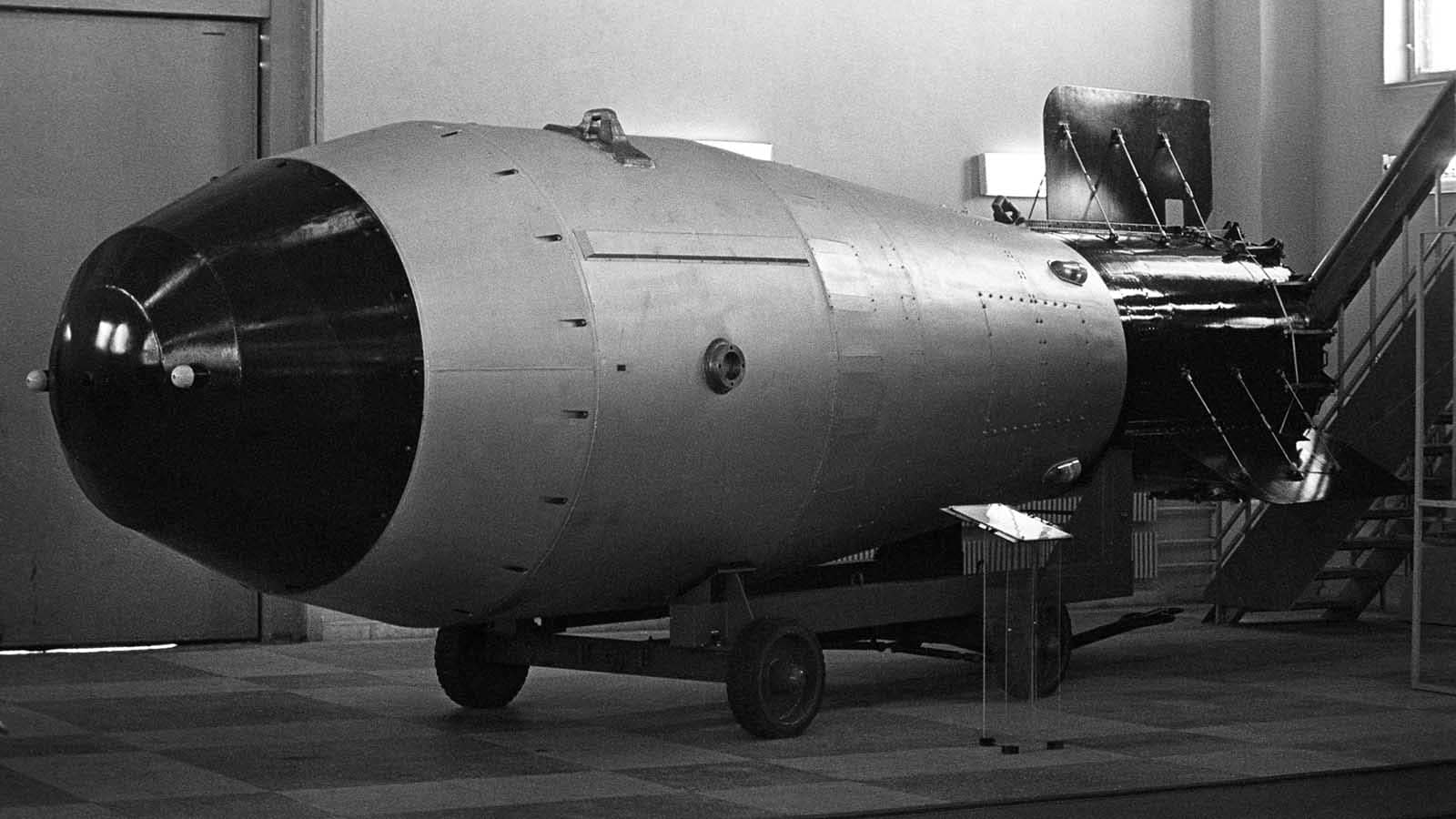 Водородная бомба рдс 6с. Царь бомба 1961. Ан602 царь-бомба. Царь бомба Кузькина мать. РДС-6с первая Советская водородная бомба.