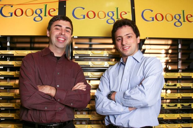 سرگی برین در کنار لری پیج، بنیان‌گذاران کمپانی گوگل