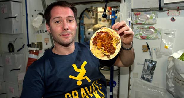 آوردن نان به فضا-فضانورد