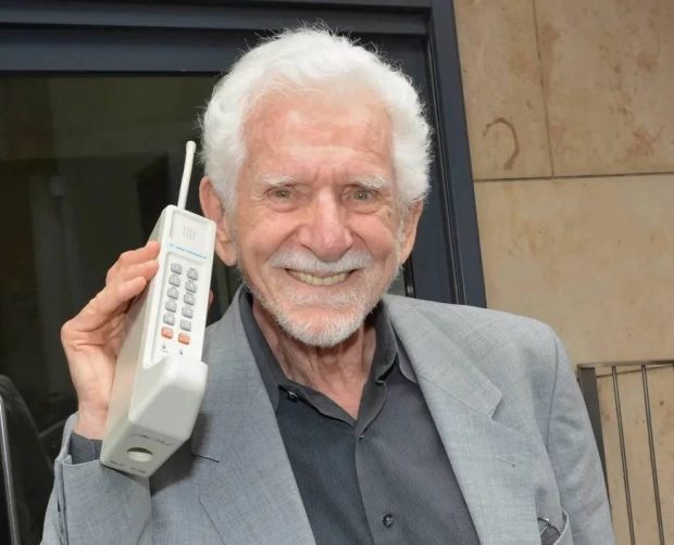 مارتین کوپر مخترع تلفن همراه با گوشی موتورولا DynaTAC 8000X