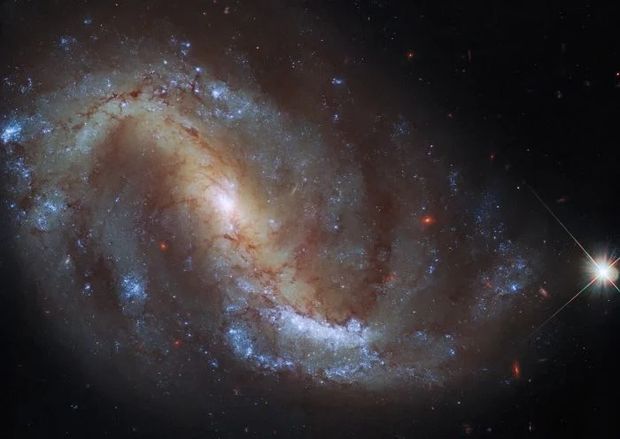 کهکشان NGC 7496 از نگاه تلسکوپ هابل
