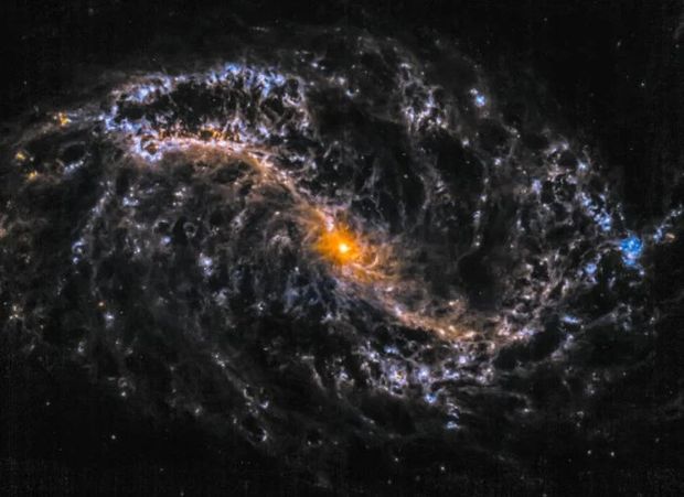 عکس های جدید تلسکوپ جیمز وب از کهکشان NGC 7496