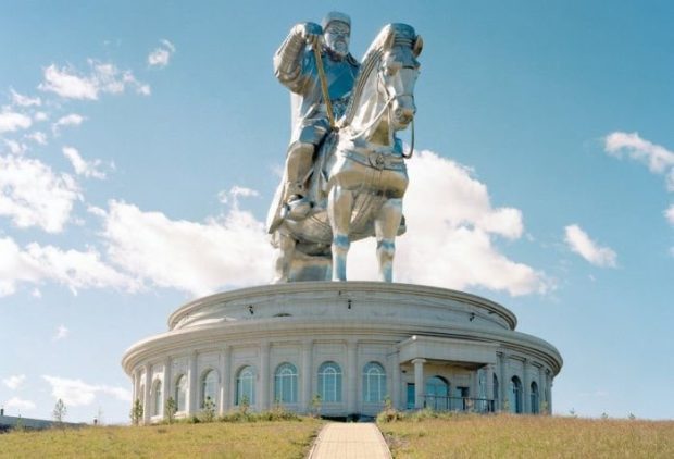 مجسمه چنگیزخان