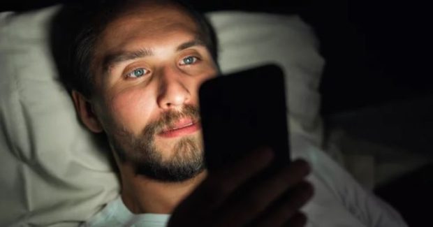استفاده از گوشی در تخت خواب
