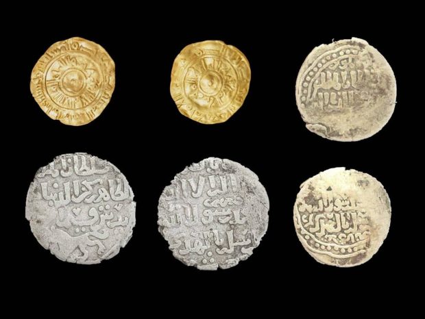 سکه های طلا و نقره دوران اسلامی پشت معبد مصری