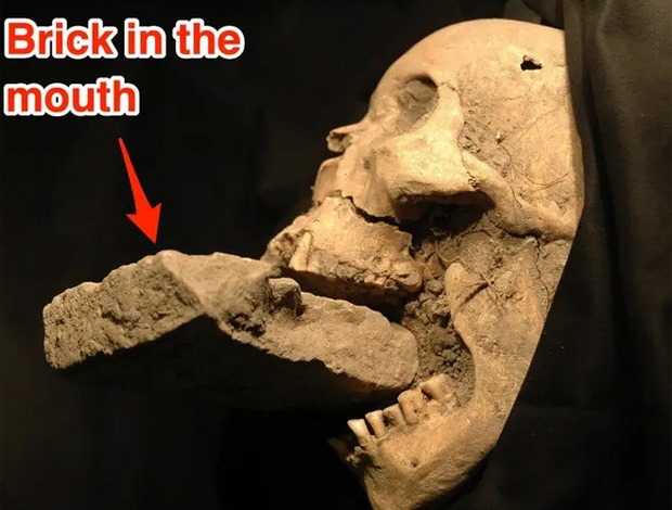 سنگ در دهان جسد