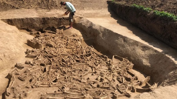 تصاویری از کشف یک گور دسته جمعی ۷هزار ساله!