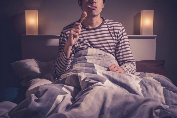 آیا غذا خوردن قبل از خواب ضرر دارد؟