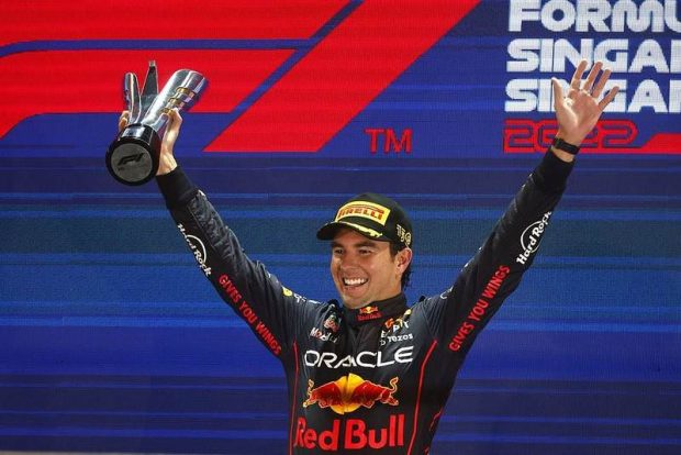 سرجیو پرز با کاپ پیروزی رقابت F1 سنگاپور 2022