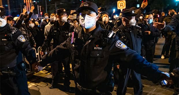 بازرسی گوشی معترضان چینی توسط پلیس چین