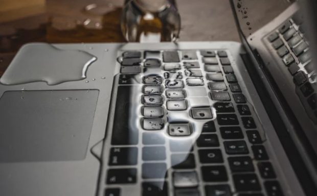 ریختن آب روی لپ تاپ