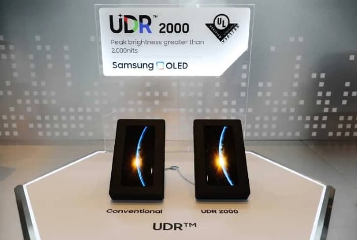 اولین نمایشگر OLED گوشی با درخشش 2 هزار نیت؛ شاهکاری از سامسونگ | گجت نیوز