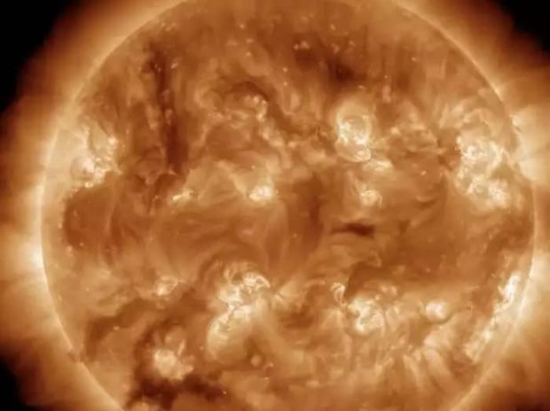 فعالیت های غیر عادی خورشید، دانشمندان را به وحشت انداخت