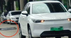 ویدیو افتادن باتری ماشین برقی چینی وسط خیابان