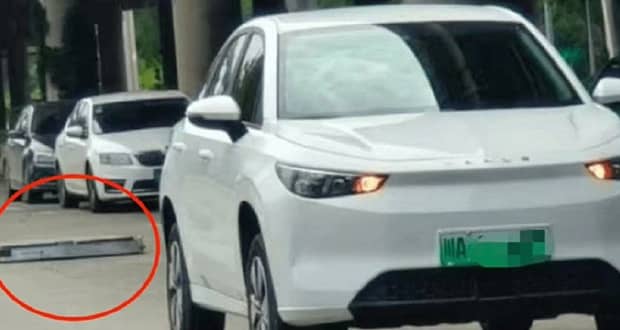 ویدیو افتادن باتری ماشین برقی چینی وسط خیابان