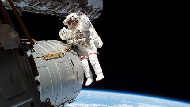 ۵ تاثیر مهمی که سفر به فضا روی بدن انسان می‌گذارد