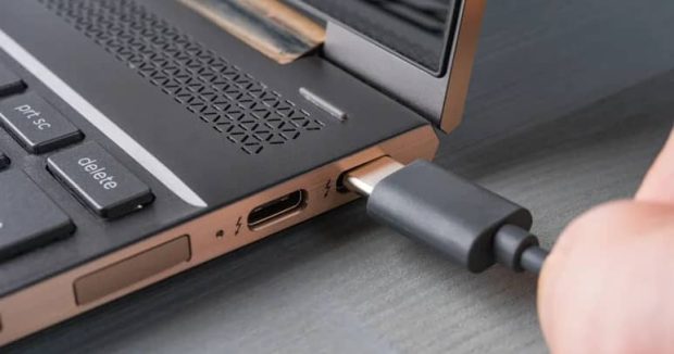 آیا اتصال مداوم لپ تاپ به برق باعث آسیب دیدن آن می شود؟