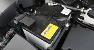 راهنمای تمیز کردن خوردگی و سولفاته باتری خودرو در منزل