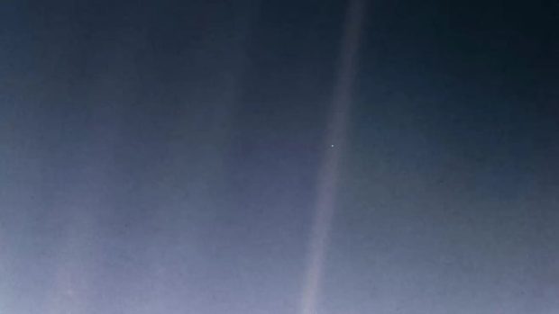 نقطه کم رنگ آبی، بهترین تصاویر ناسا از کیهان