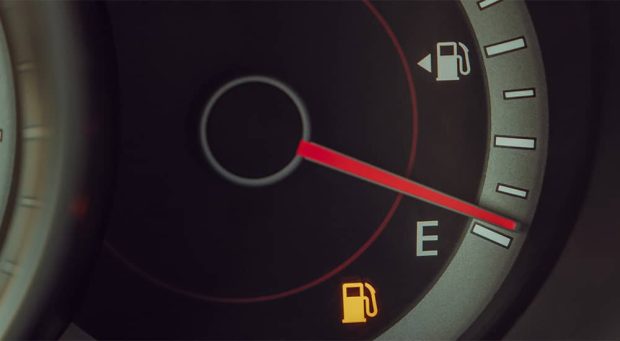 عواقب رانندگی با چراغ بنزین روشن
