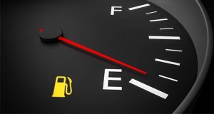 عواقب رانندگی با چراغ بنزین روشن