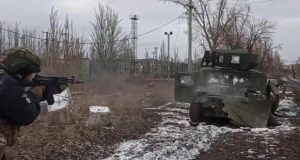 تیراندازی سربازان روس به خودرو زرهی آمریکایی