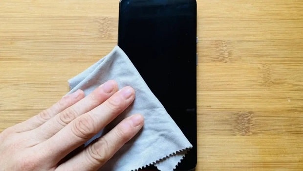 آموزش صحیح تمیز کردن صفحه نمایش گوشی های موبایل