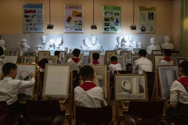 کلاس نقاشی کودکان در کره شمالی